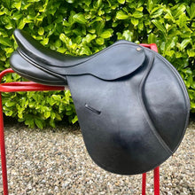 Load image into Gallery viewer, Bates Caprilli 17.5” Black Adjustable Jump Saddle