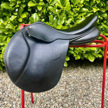 Load image into Gallery viewer, Bates Caprilli 17.5” Black Adjustable Jump Saddle