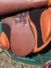 Load image into Gallery viewer, Eric Thomas Fitter 17.5” Tan Adjustable Jump Saddle