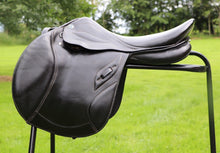 Load image into Gallery viewer, Stubben Phoenix Elite 17.5” Black Wide Jump Saddle