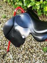 Load image into Gallery viewer, Bates Caprilli 18” Black Adjustable Jump Saddle