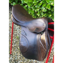 Load image into Gallery viewer, Stubben Genesis 17.5” Brown Jump Saddle