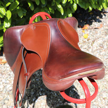 Load image into Gallery viewer, Prestige Eventing 18” Tobacco Brown Jump Saddle