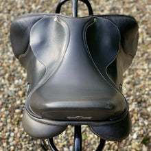 Load image into Gallery viewer, Bates Elevation DS 17.5” Black Adjustable Jump Saddle