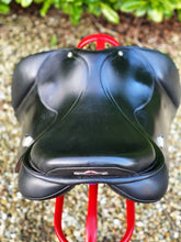Load image into Gallery viewer, Bates Caprilli 18” Black Adjustable Jump Saddle
