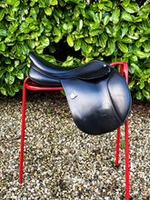 Load image into Gallery viewer, Bates Caprilli 18” Black Adjustable Jump Saddle