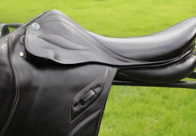 Load image into Gallery viewer, Stubben Phoenix Elite 17.5” Black Wide Jump Saddle