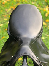 Load image into Gallery viewer, Stubben Roxanne 17” Jump Saddle