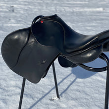 Load image into Gallery viewer, Lemetex Stylist 17.5” Black Jump Saddle