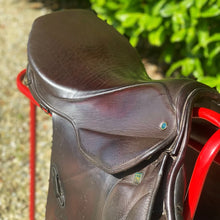 Load image into Gallery viewer, Stubben Scandica 17” Brown Jump Saddle