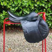 Load image into Gallery viewer, Prestige Michel Robert 17” Black Jump Saddle