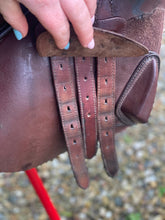Load image into Gallery viewer, Bates Caprilli 17.5” Brown Adjustable Jump Saddle