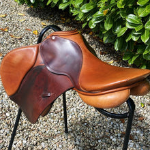 Load image into Gallery viewer, Lemetex Stylist 18” Tan Jump Saddle