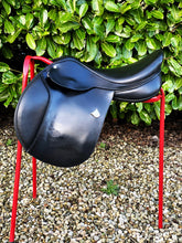 Load image into Gallery viewer, Bates Caprilli 18” Black Adjustable Jump Saddle
