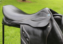 Load image into Gallery viewer, Stubben Phoenix Elite 17.5” Black Wide Jump Saddle