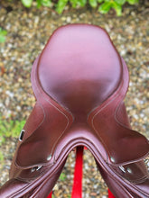 Load image into Gallery viewer, Bates Caprilli 17.5” Brown Adjustable Jump Saddle