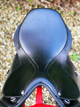 Load image into Gallery viewer, Bates Caprilli 18” Black Adjustable Jump Saddle