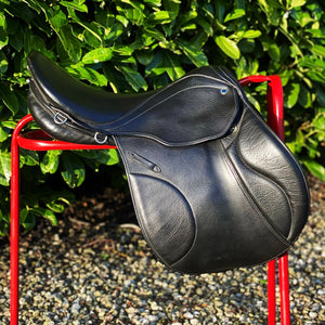 Stubben Genesis De Luxe 17.5” Black Jump Saddle