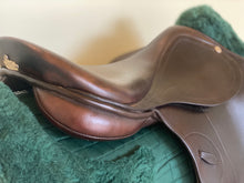 Load image into Gallery viewer, Pessoa Legacy XP3 17.5” Brown Adjustable Jump Saddle