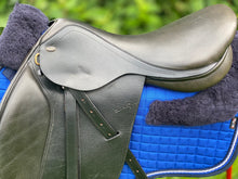 Load image into Gallery viewer, Santa Cruz 18” Black Jump Saddle