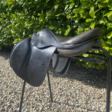 Load image into Gallery viewer, Santa Cruz 18” Black Jump Saddle