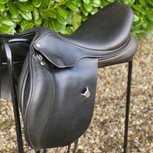 Load image into Gallery viewer, Bates Elevation DS 17.5” Black Adjustable Jump Saddle