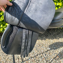 Load image into Gallery viewer, Santa Cruz 18” Black Jump Saddle