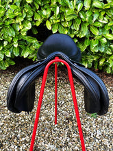 Load image into Gallery viewer, Bates Caprilli 18” Black Adjustable Jump Saddle