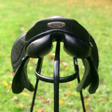 Load image into Gallery viewer, Stubben Roxanne 17” Jump Saddle